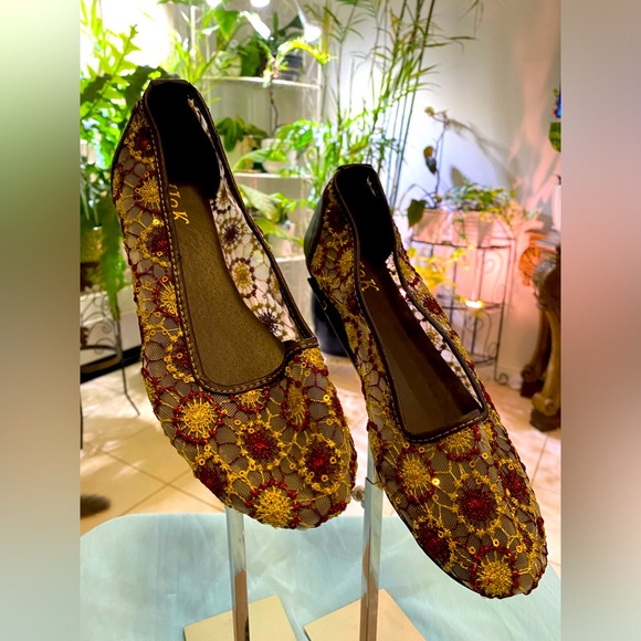 H2K EMBROIDERED SLIP ONS - Picture 3 of 6